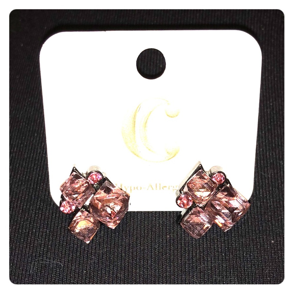 NWT light pink stud earrings with gemstones